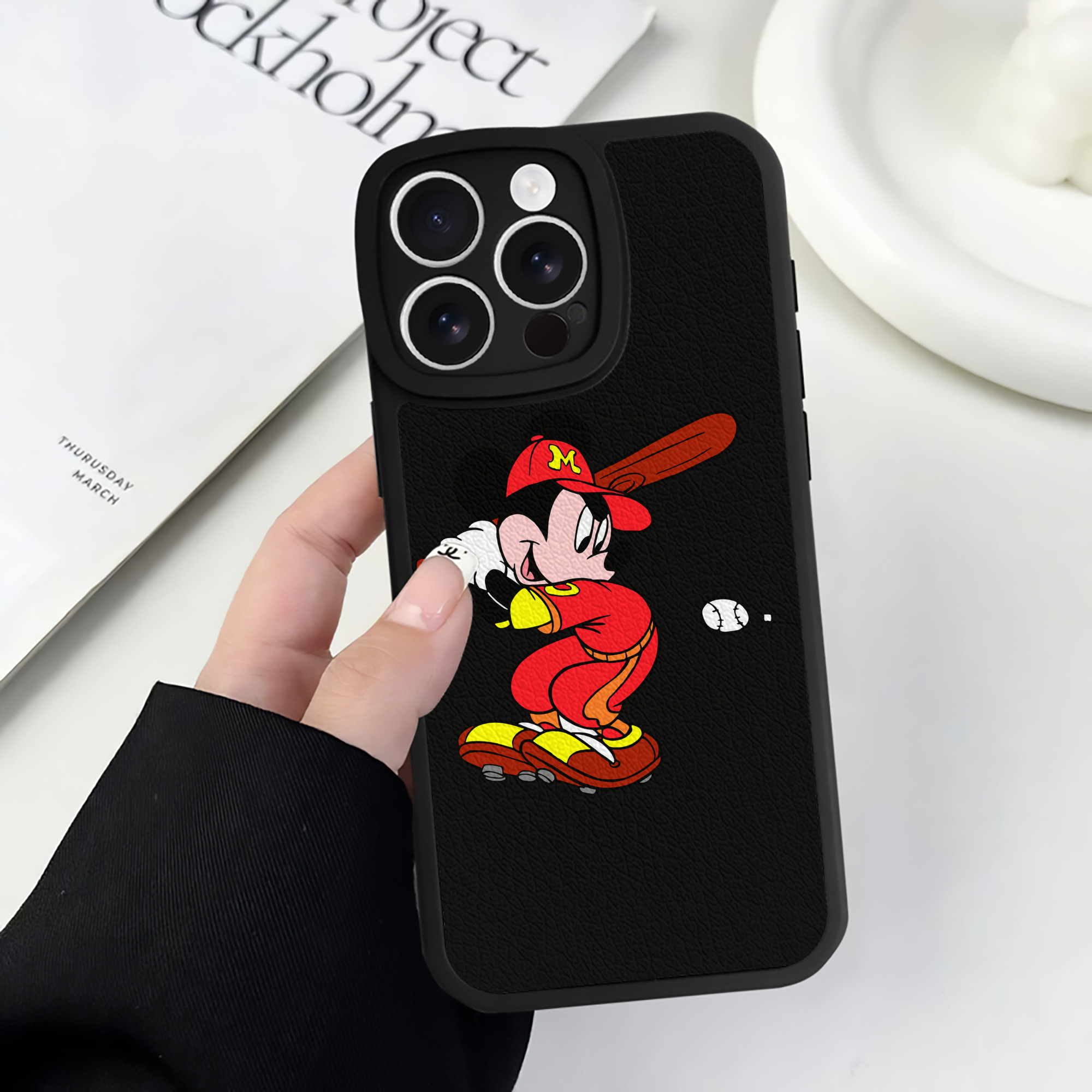 （画像用） ミッキーマウス Mickey Mouse 【iPhone 16シリーズ対応】シリコンスマホケース（レザー調） 材質：シリコン